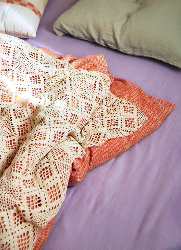 Sengeteppe med spindelmotiv - Hi 0710